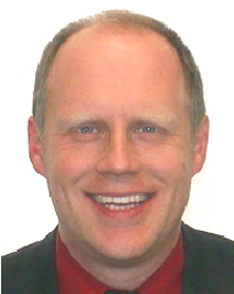 Patient nach Zahnkorrektur mit Implantaten